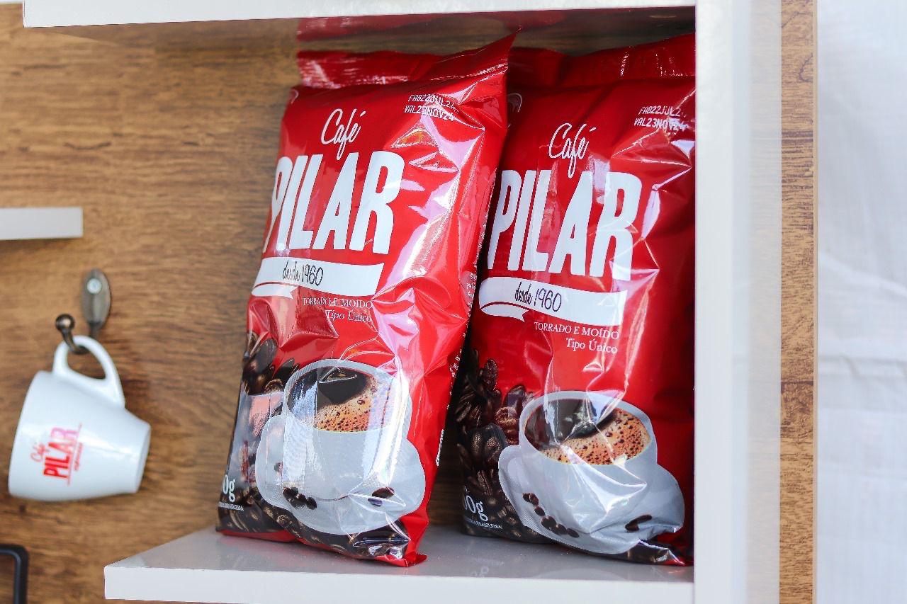 Prateleira com embalagens de cafÃ© Pilar